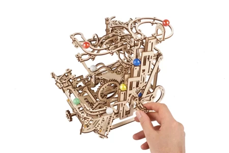 UGEARS Składany Drewniany Model 3D - Tor Kulkowy Wciągnik Poziomowy