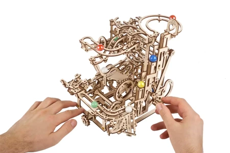 UGEARS Składany Drewniany Model 3D - Tor Kulkowy Wciągnik Poziomowy