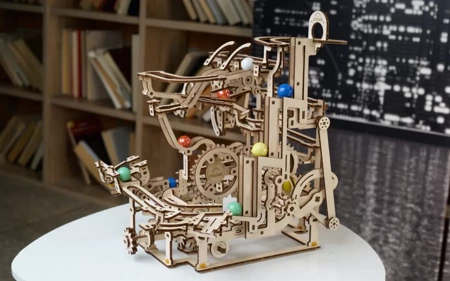 UGEARS Składany Drewniany Model 3D - Tor Kulkowy Wciągnik Poziomowy